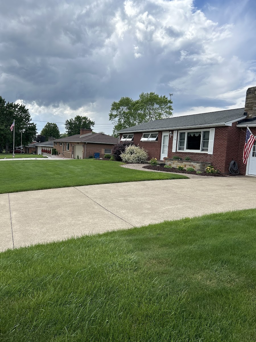Sweet and Low Lawncare LLC landscapers project photo