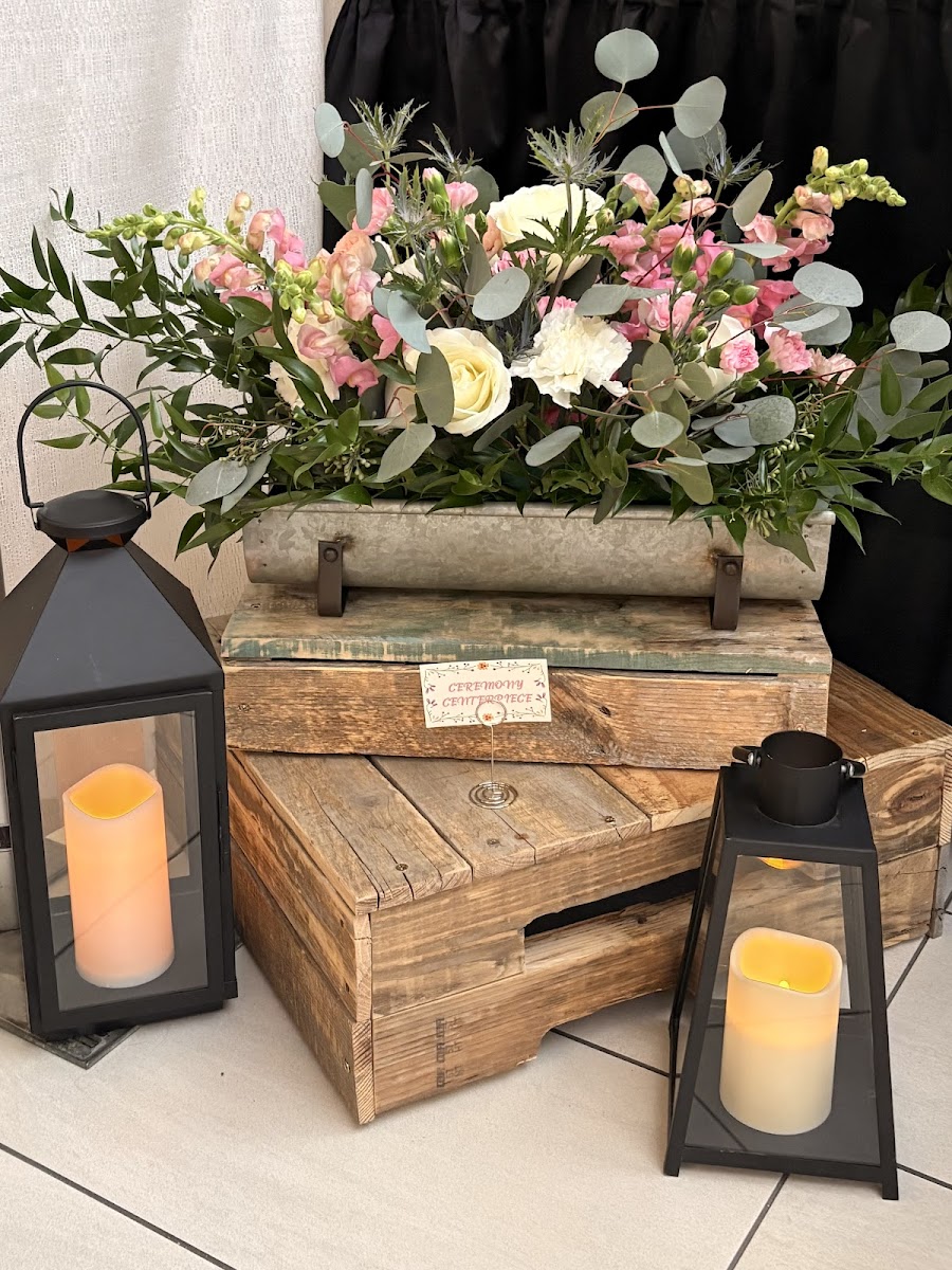 Rachel’s Roost Flowers florists project photo