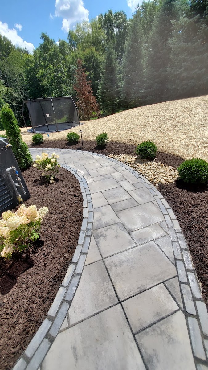 Klein's Lawn and Landscaping Inc. landscapers project photo