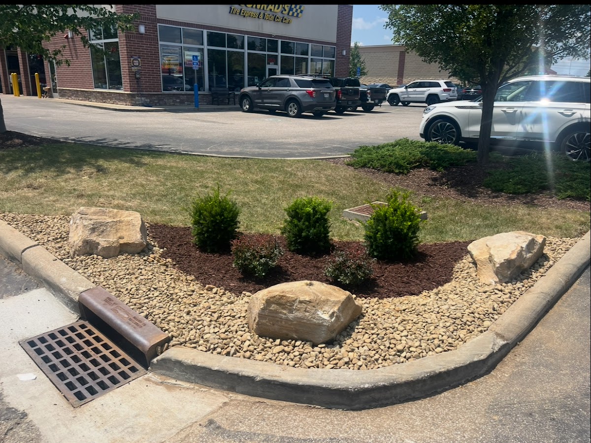 Trace's Lawn Care & Tree Service Inc landscapers project photo